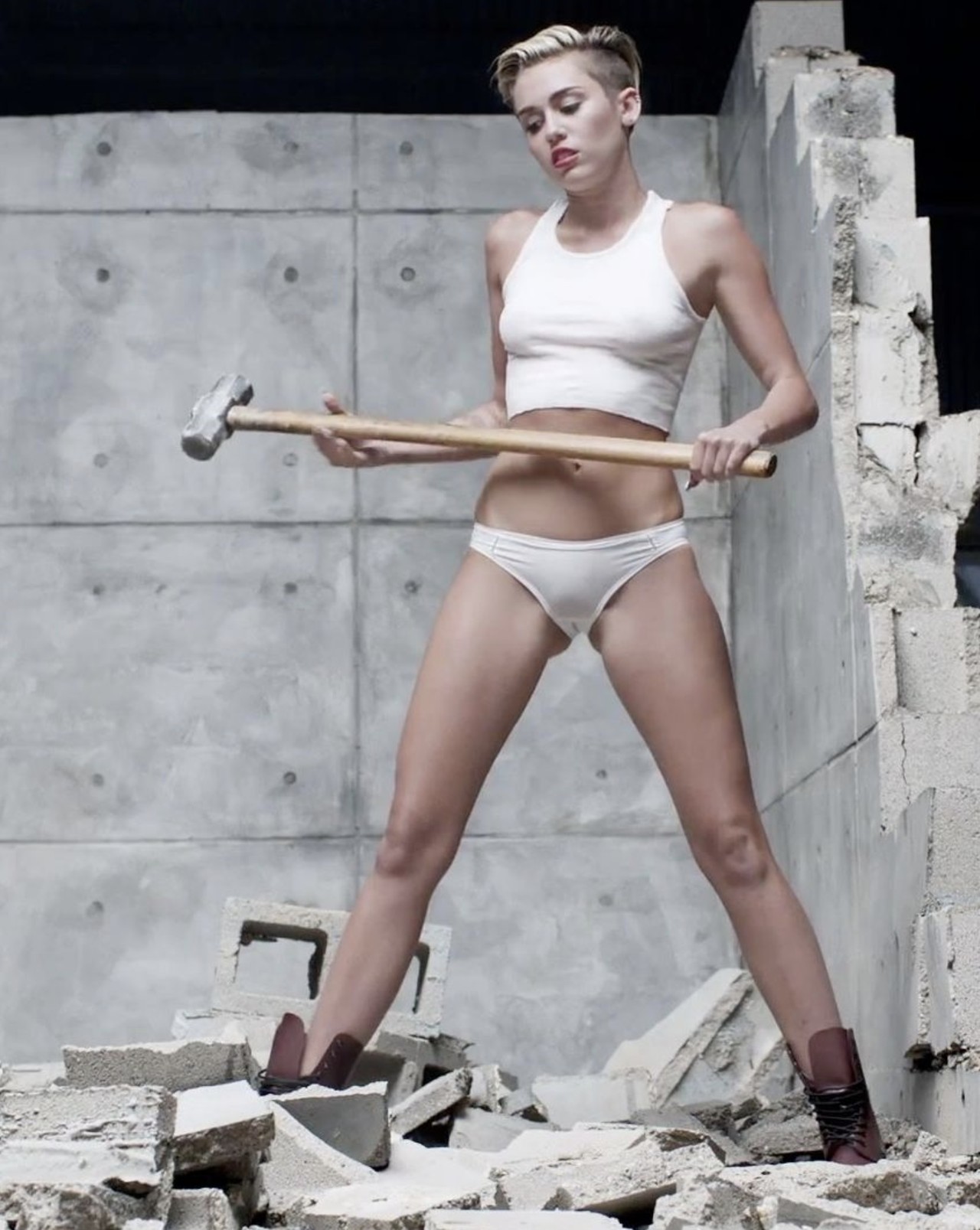 Miley Cyrus Versión Porno Bola Demolición 03