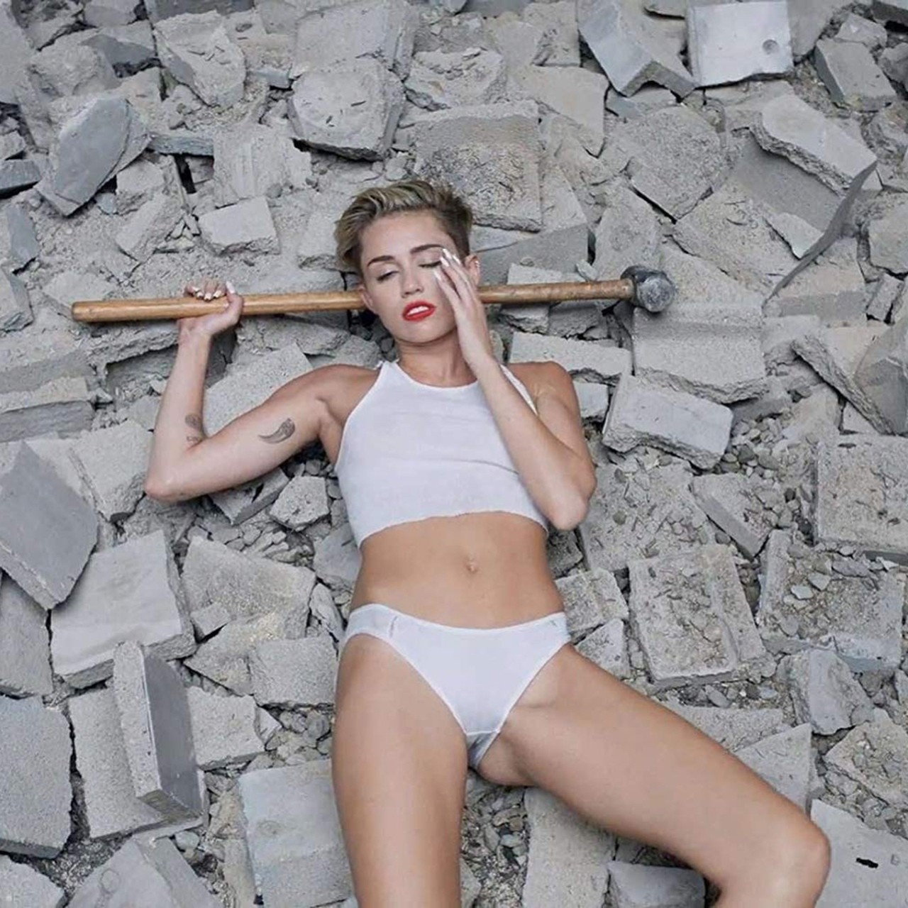 Miley Cyrus Versión Porno Bola Demolición 06