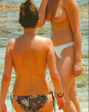 Melanie Olivares desnuda en playa