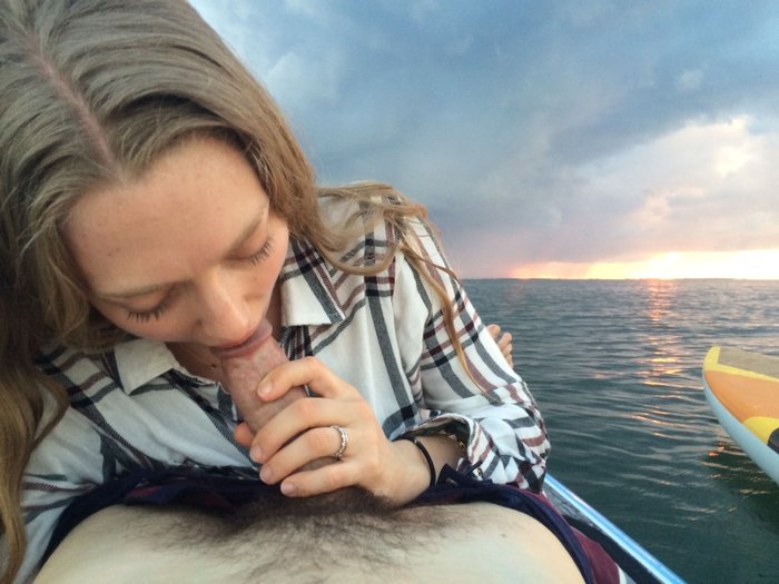 Amanda Seyfried mamada en el mar