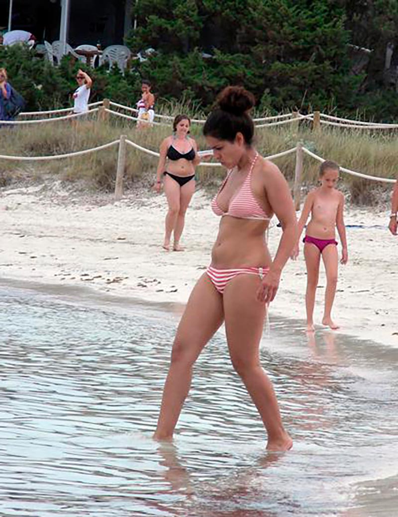 Inma Cuesta Fotos Pillada Bikini Playa 2