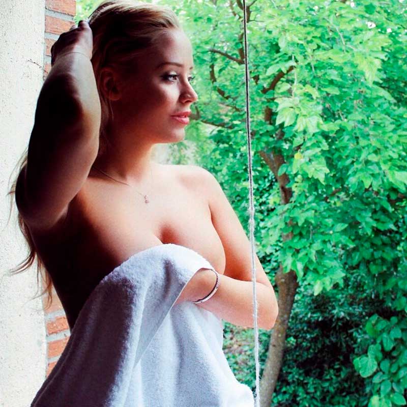 Laura Gadea Topless Posado Erótico 8