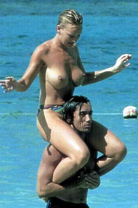 parejas desnudas en la playa