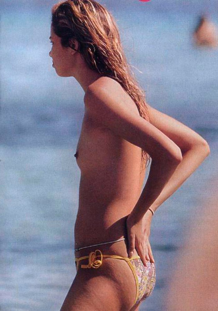 Dafne Fernández pillada topless playa