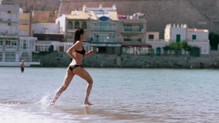 Dafne Fernández escena bikini serie Chiringuito Pepe 2
