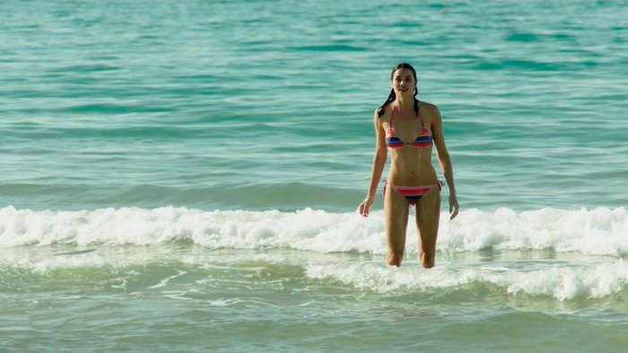 Dafne Fernández escena bikini serie Chiringuito Pepe 4