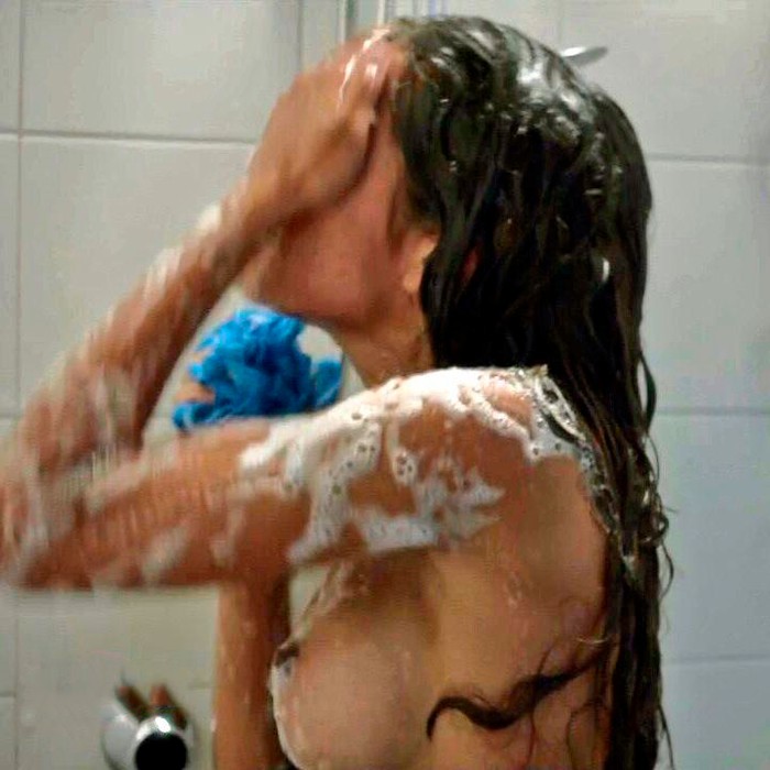 Hiba Abouk desnuda en ducha