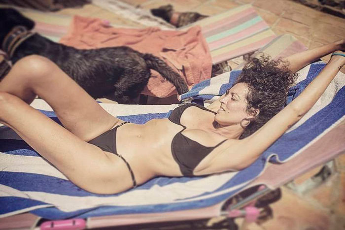 Rocio Madrid Tomando Sol Bikini Negro