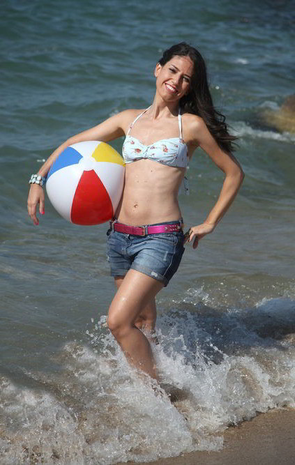 Núria Marín posado playa