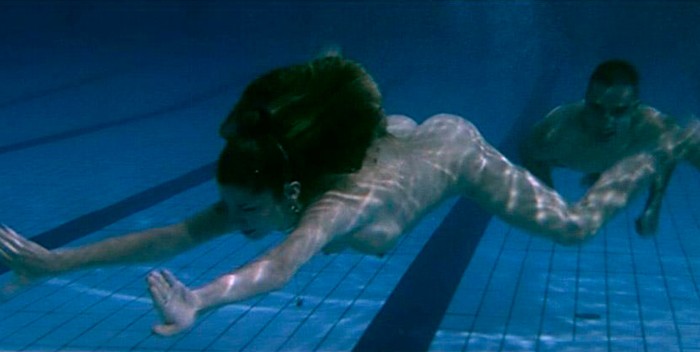 Juana Acosta desnuda nadando