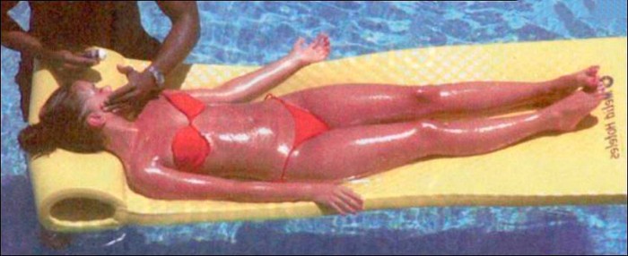 Beatriz Luengo tomando el sol piscina