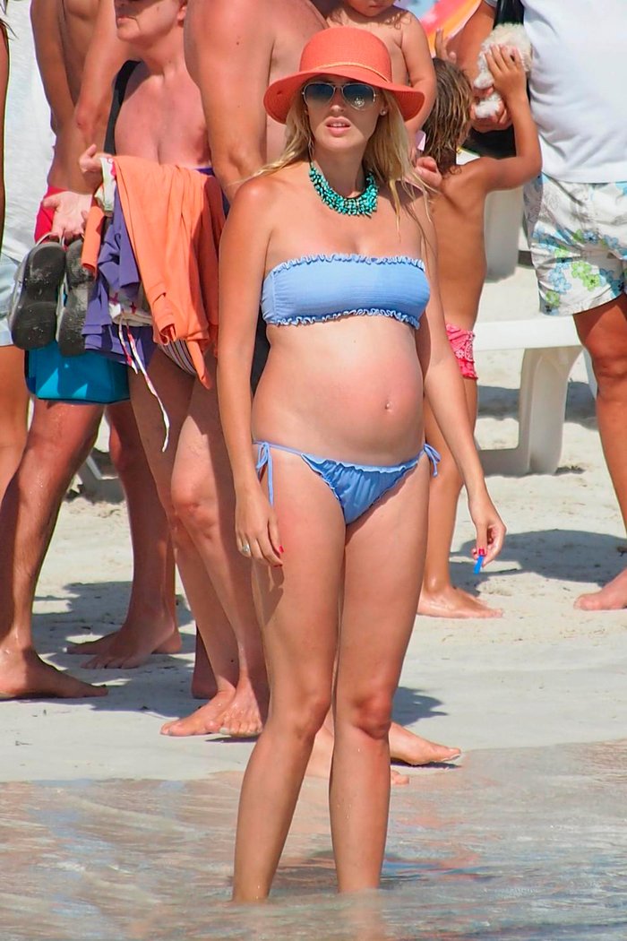 Carolina Cerezuela embarazada en playa