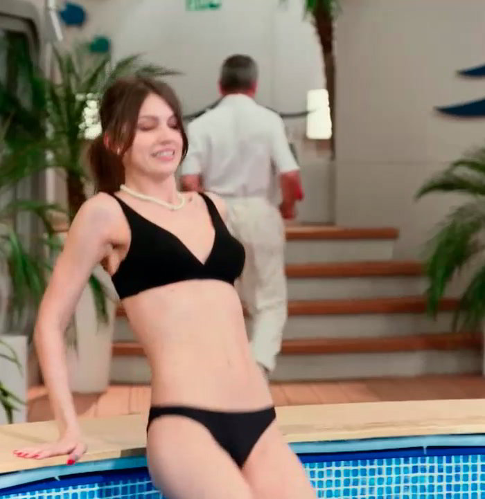 Úrsula Corberó bikini en piscina