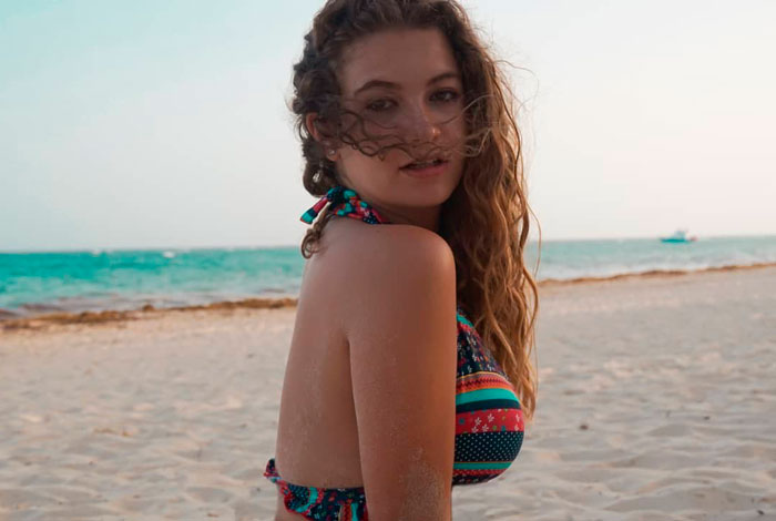 Carlota Boza Posado Erótico Bikini Playa