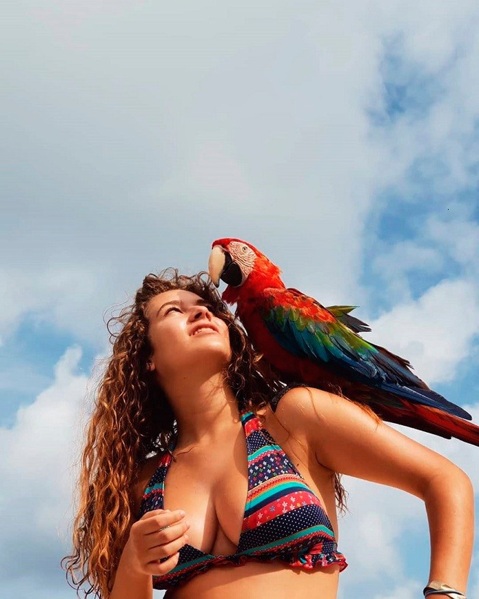 Carlota Boza posado pájaro loro