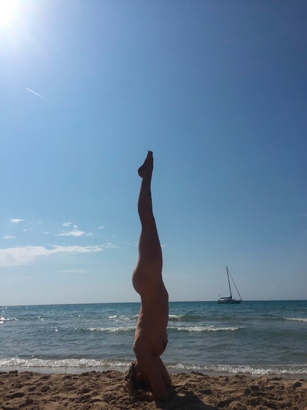 Marta Larralde desnuda en la playa