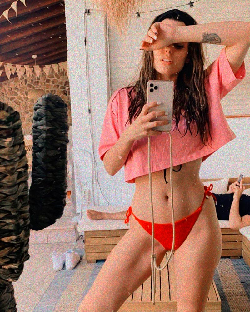 Adriana Torrebejano Selfi Bikini Rojo Hot