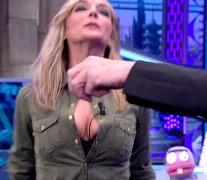 Anna Simón explotan las tetas