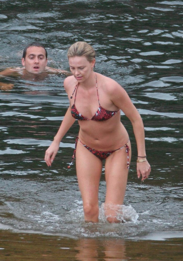 Charlize Theron fotos bikini vacaciones marido 2