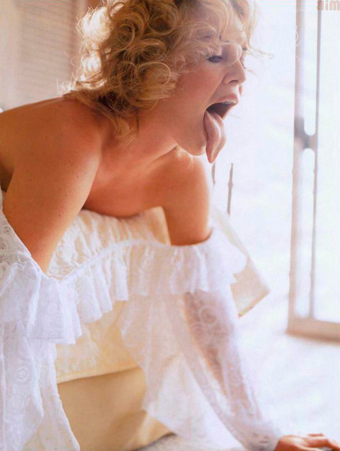 Charlize Theron sacando lengua foto provocativa