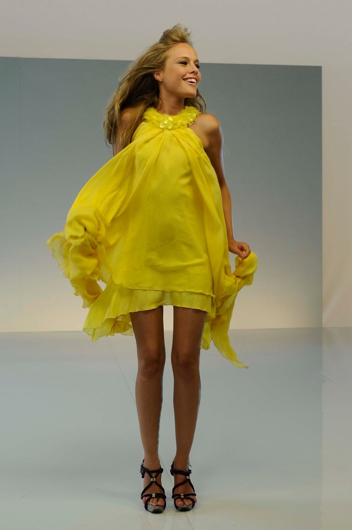 Esmeralda Moya Provocativo Vestido Amarillo