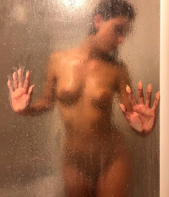 Judit Benavente transparencias en la ducha