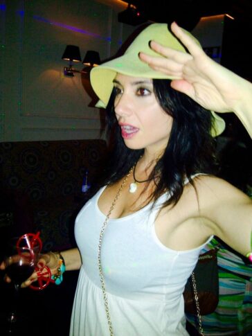 Marta Flich desnuda y follando con una lesbiana en "Vampyres" (2015