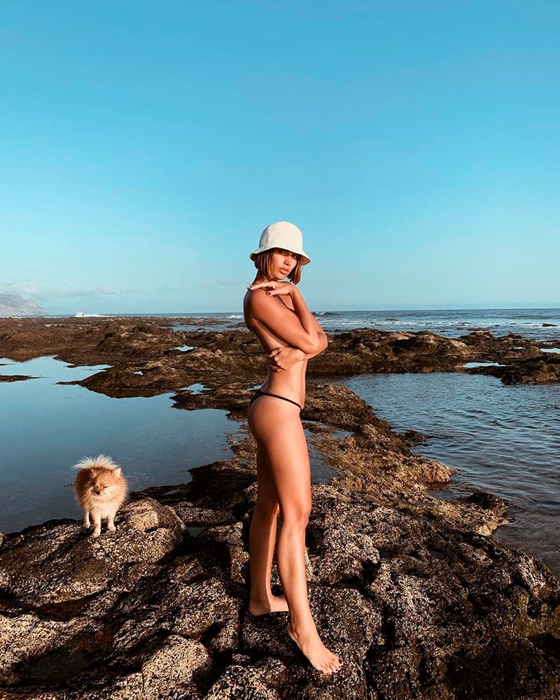 Michelle Calvó Desnuda Topless Playa