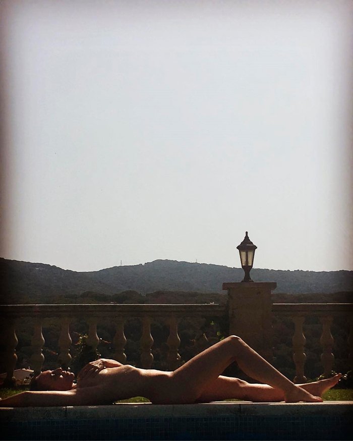 Mónica Naranjo desnuda tomando sol