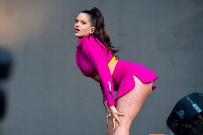 Rosalía bailando sexy concierto