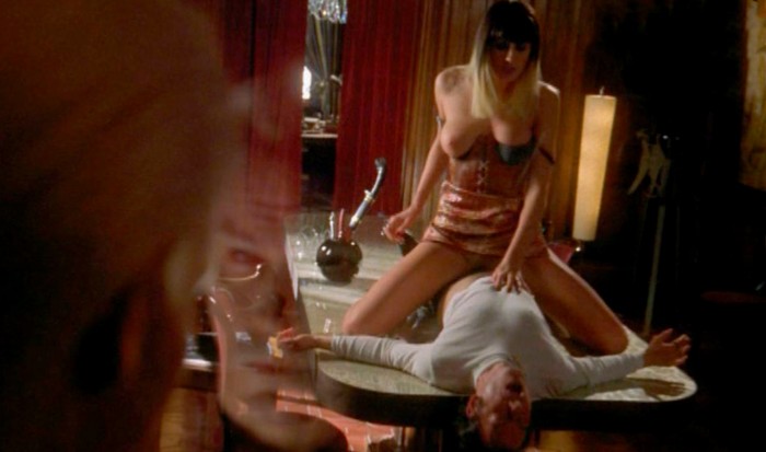 Mónica Van Campen practicando sexo en película