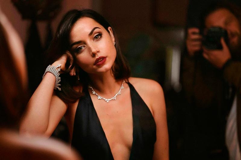 Ana De Armas Escote Chica Bond Película Tiempo Morir