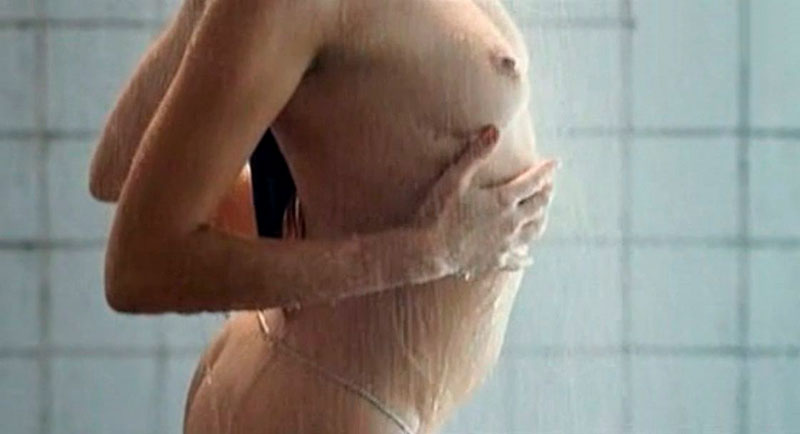 Candela Peña Desnuda Topless Ducha