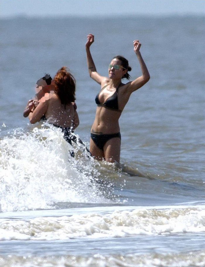 Angelina Jolie bikini playa mar vacaciones