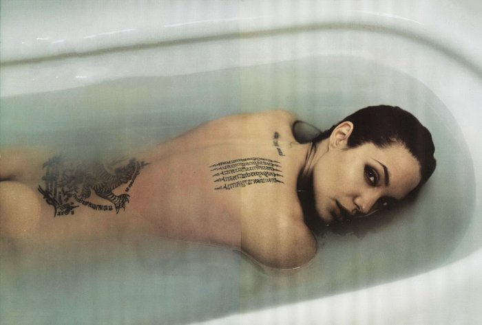 Angelina Jolie desnuda espalda tatuaje bañera