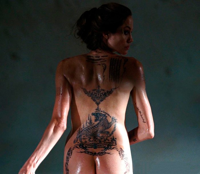 Angelina Jolie enseña culo tatuaje espalda