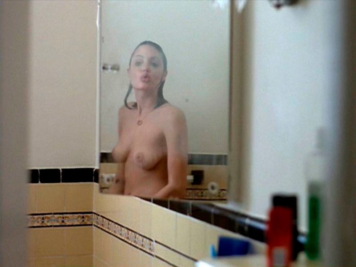 Angelina Jolie enseña tetas ducha