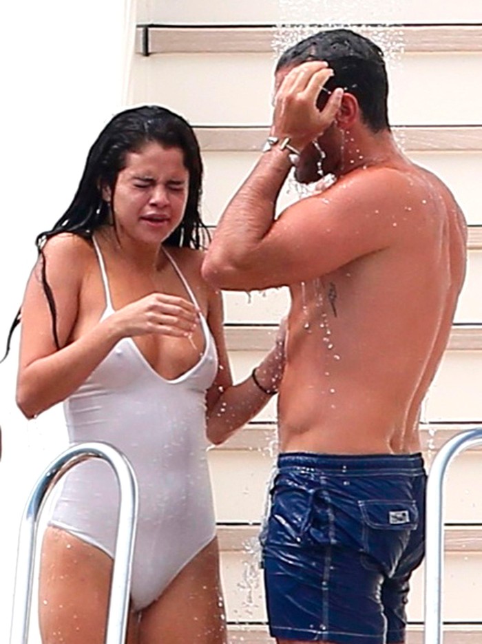 Selena Gomez cameltoe transparencias vagina