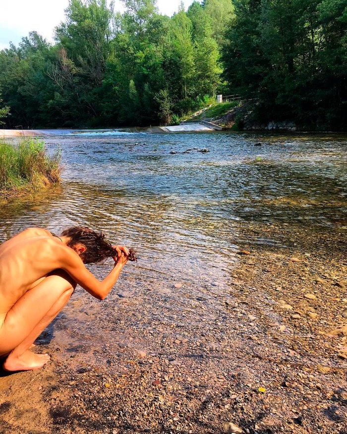 Ana Rujas baño desnuda río