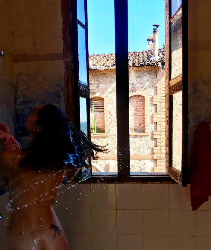 Ana Rujas desnuda ducha casa