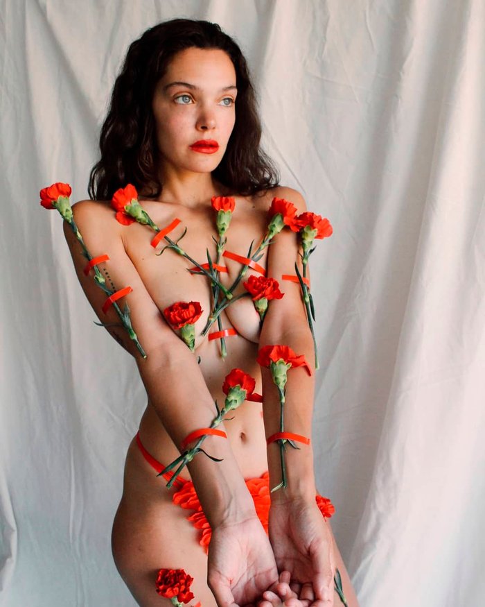 Ana Rujas fotos eróticas cuerpo cubierto rosas