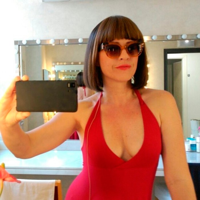 Lucía Quintana vestido rojo provocativo