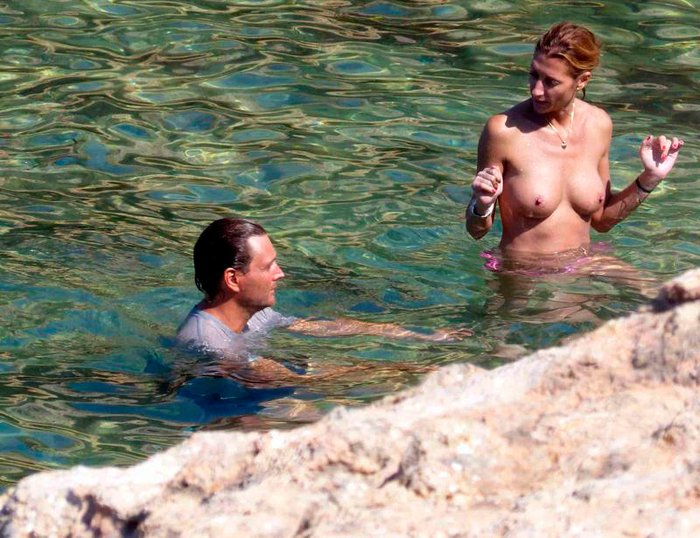 Mónica Pont Pillada Topless Playa Ibiza 6