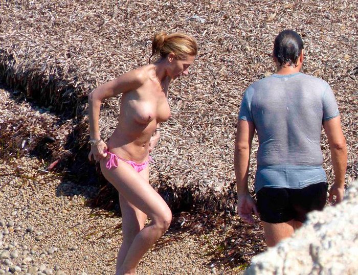 Mónica Pont Pillada Topless Playa Ibiza 7