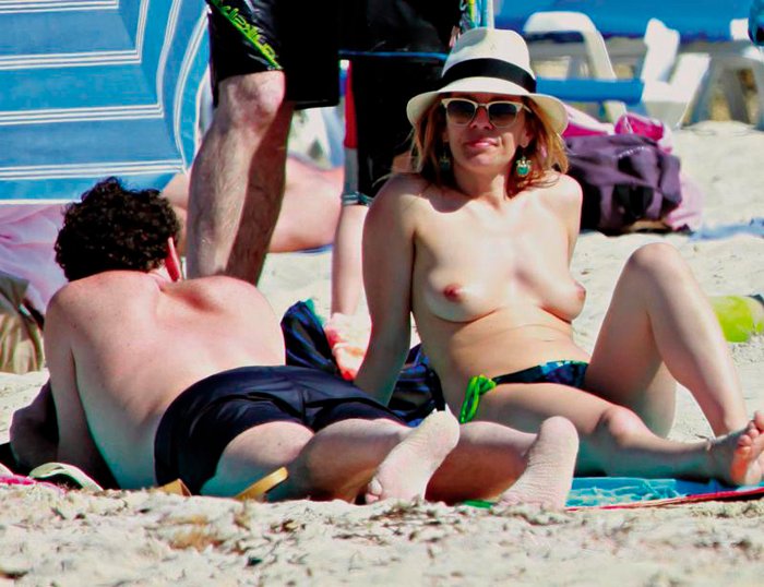 María Adánez Topless Interviu Playa Menorca 4