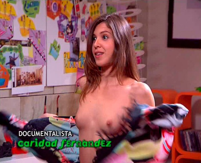 Daniela Costa Topless Mis Adorables Vecinos