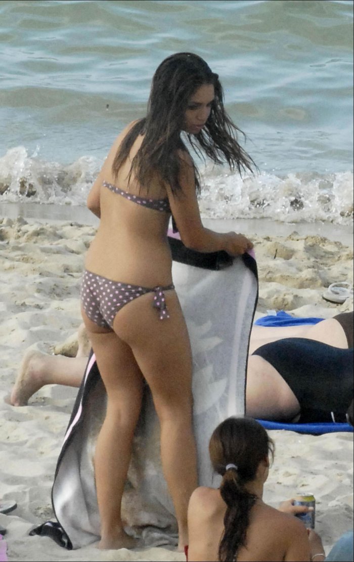 Elena Furiase Cuerpazo Bikini Playa Vacaciones 3