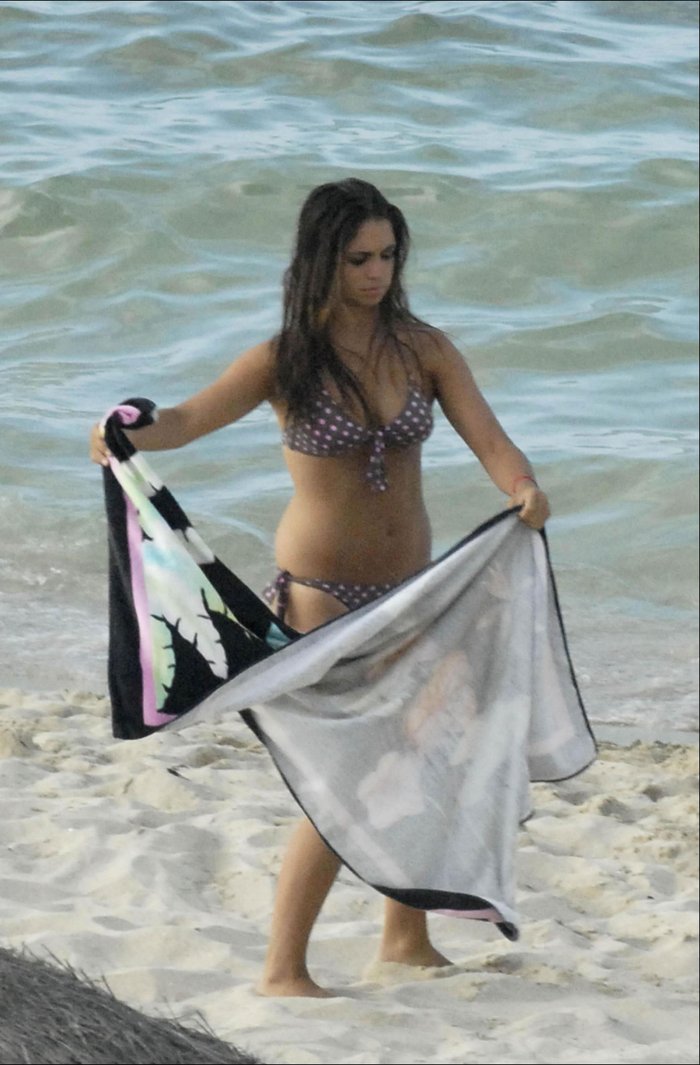 Elena Furiase Cuerpazo Bikini Playa Vacaciones 4