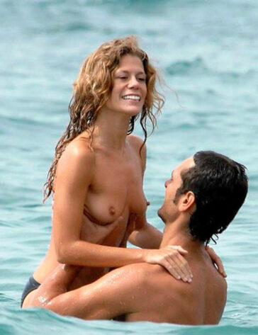 Rebeca Valls Pillada Topless Novio Paparazzi