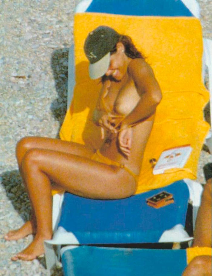 Nuria Roca Pillada Topless Interviu Playa 2
